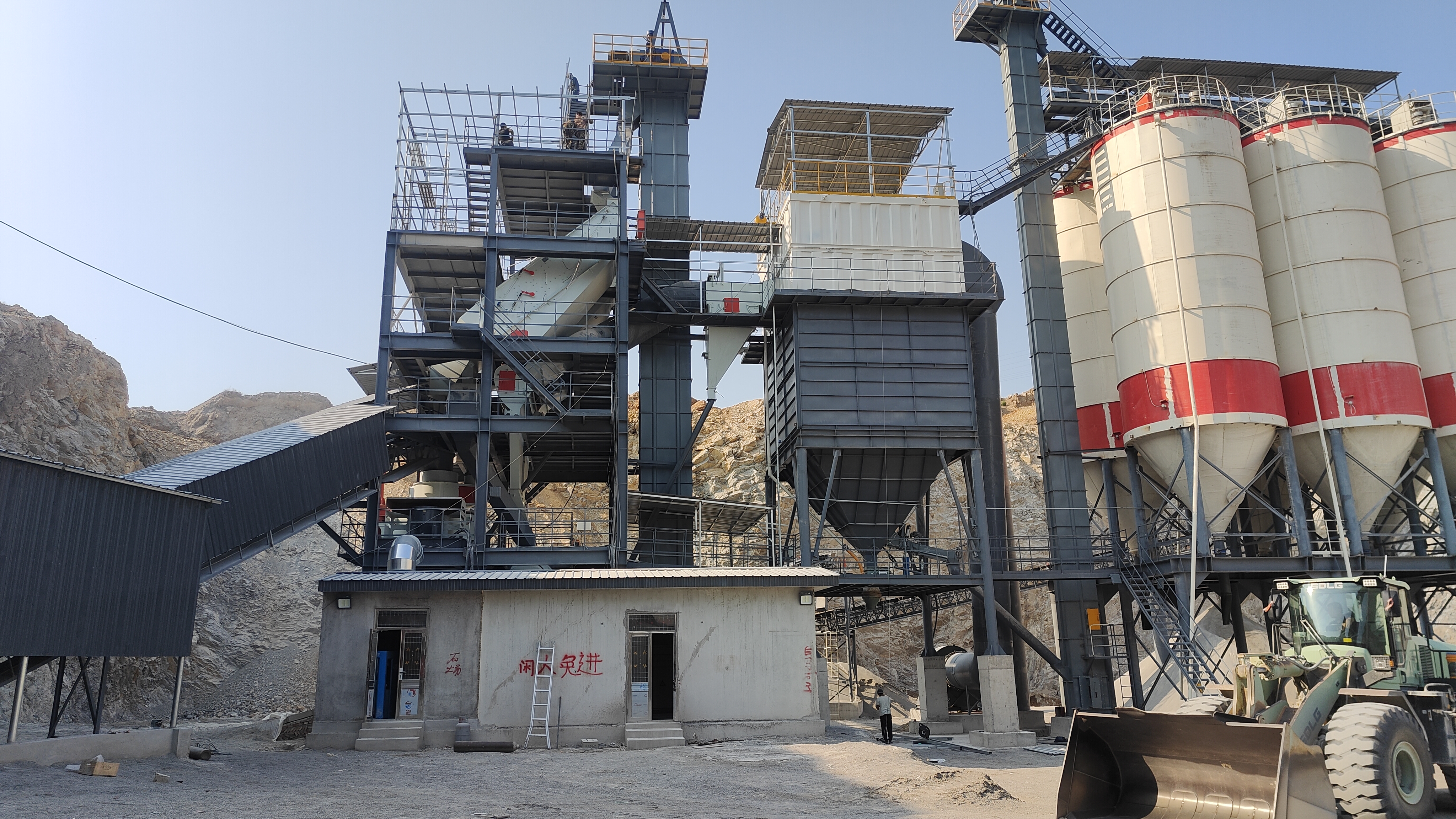 制砂樓 VS 水洗砂：現(xiàn)代砂石生產(chǎn)的技術革新與效率革命